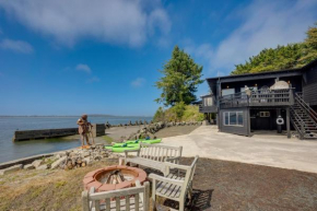 Waterfront Coos Bay Retreat with Kayaks!